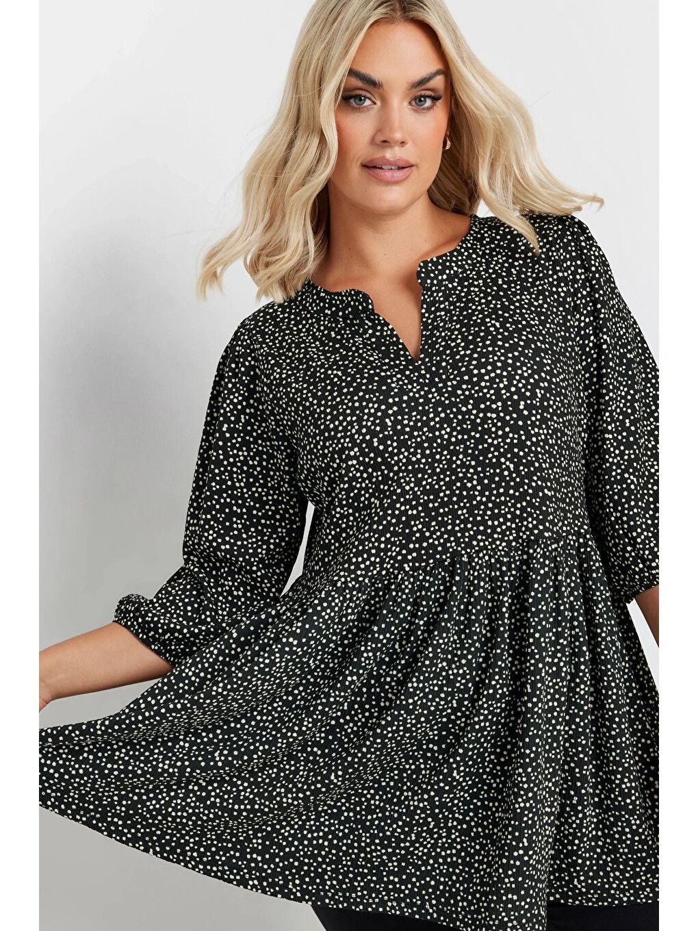 Siyah Büyük Beden V Yaka Yarım Kollu Bileği Lastikli Desenli Bluz 322213-1