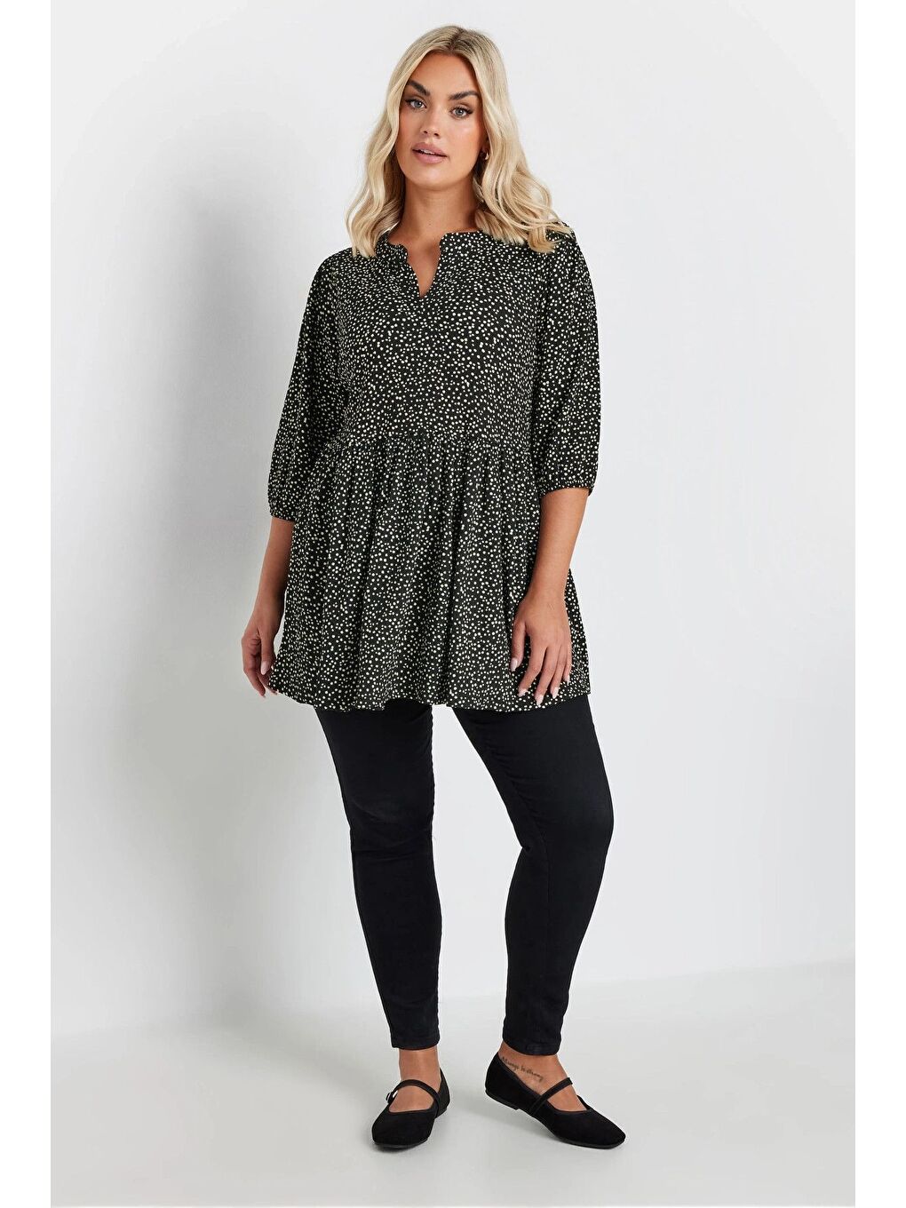 Siyah Büyük Beden V Yaka Yarım Kollu Bileği Lastikli Desenli Bluz 322213-3