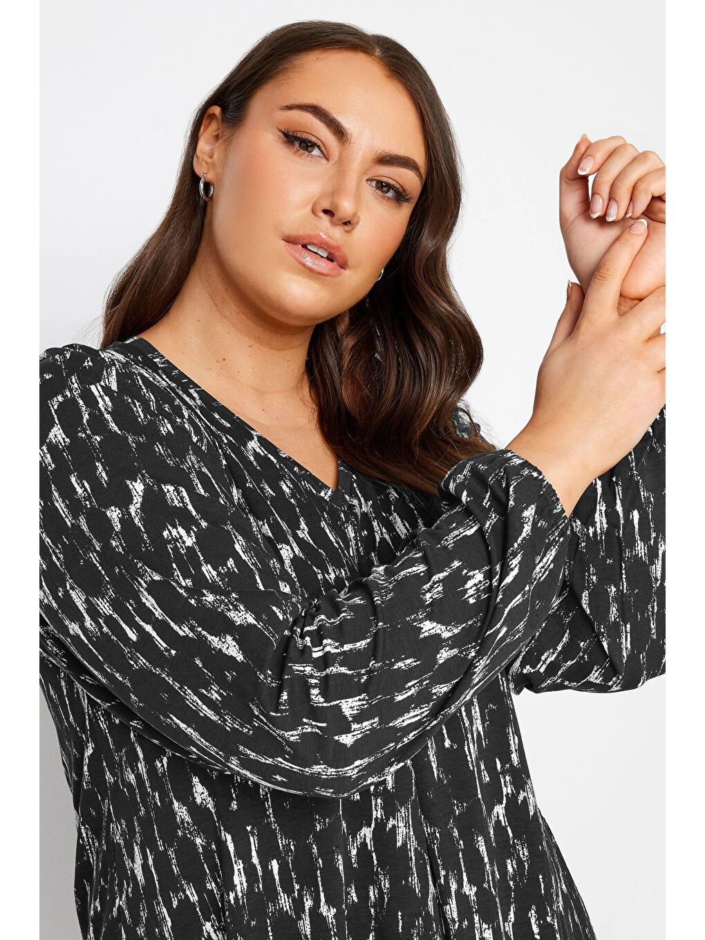 Siyah Büyük Beden V Yaka Uzun Kollu Bilekleri Lastikli Eteği Fırfırlı Elastanlı Bluz 321468-1