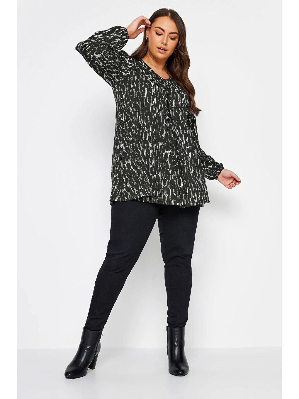 Siyah Büyük Beden V Yaka Uzun Kollu Bilekleri Lastikli Eteği Fırfırlı Elastanlı Bluz 321468-3