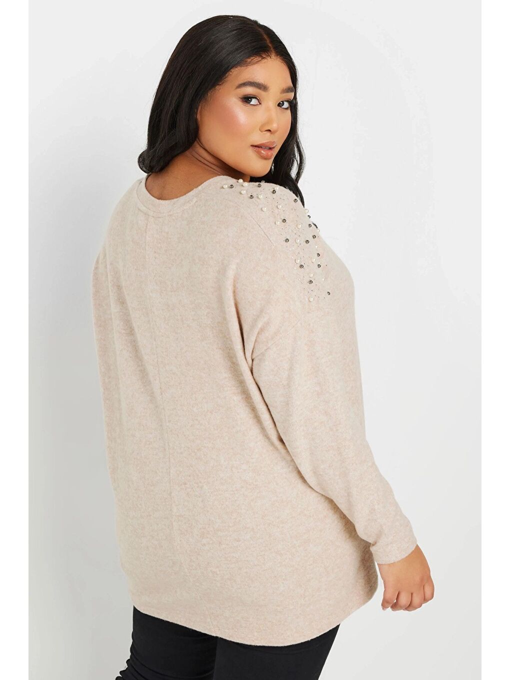Bej Büyük Beden V Yaka Uzun Kollu Omzu Boncuk İşlemeli Kazak 322301-4