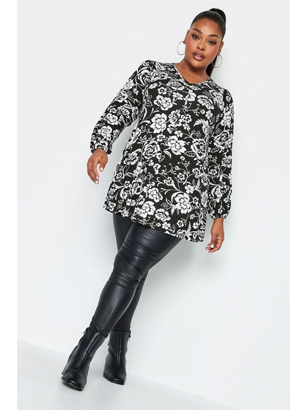 Siyah Büyük Beden V Yaka Uzun Kollu Bilekleri Lastikli Eteği Fırfırlı Elastanlı Bluz 321229-1