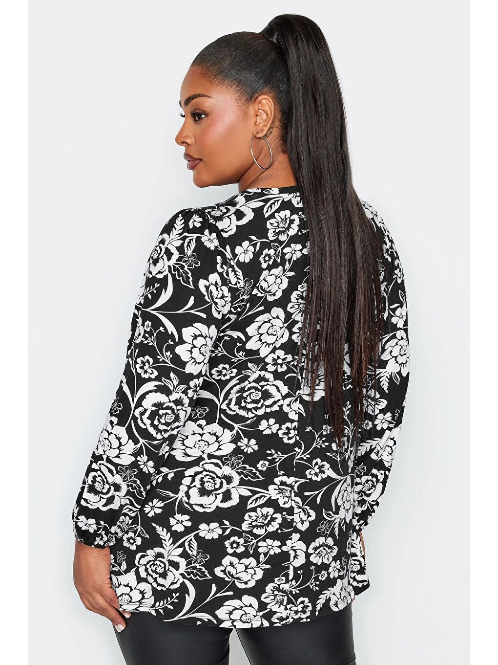 Siyah Büyük Beden V Yaka Uzun Kollu Bilekleri Lastikli Eteği Fırfırlı Elastanlı Bluz 321229-4