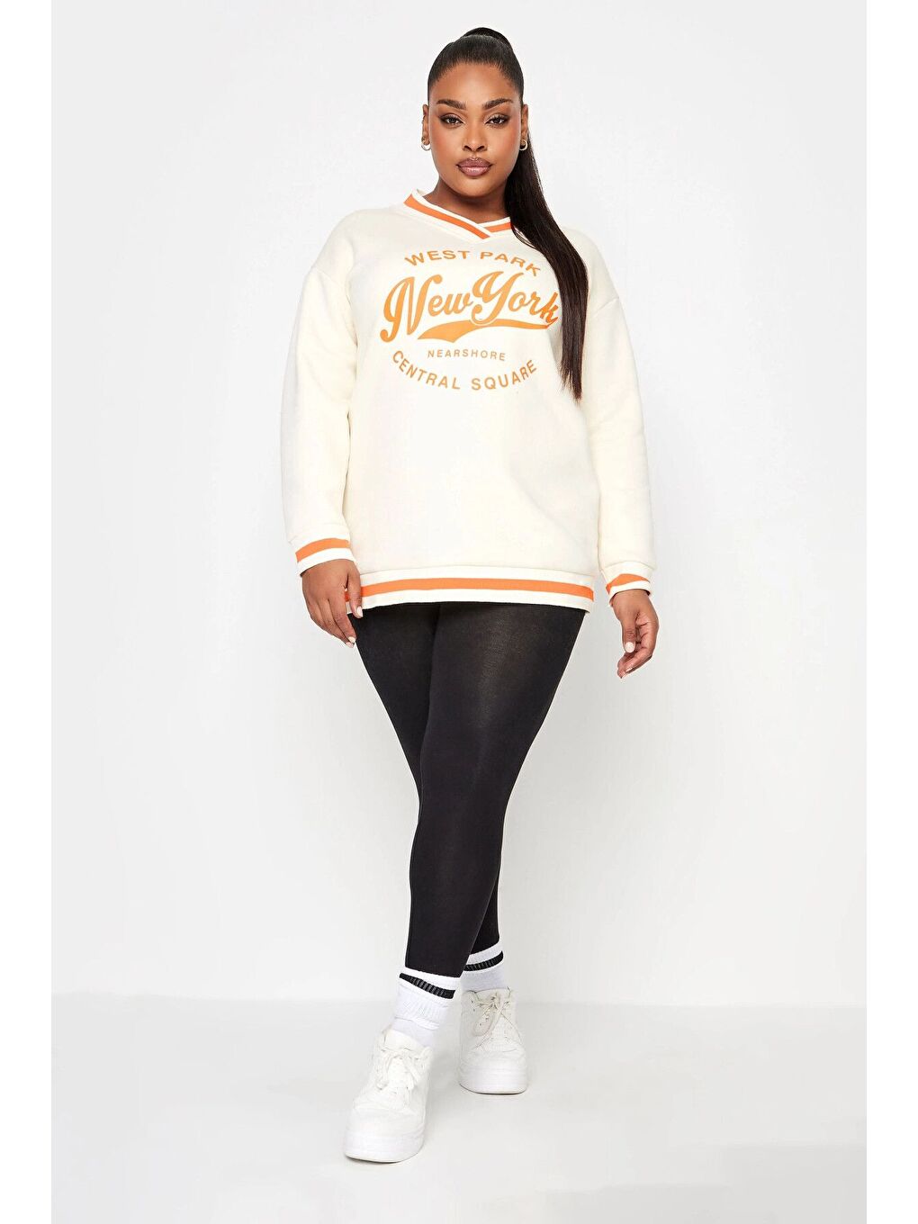 Beyaz Büyük Beden V Yaka Uzun Kollu Baskılı Şerit Detaylı Sweatshirt 302733-1