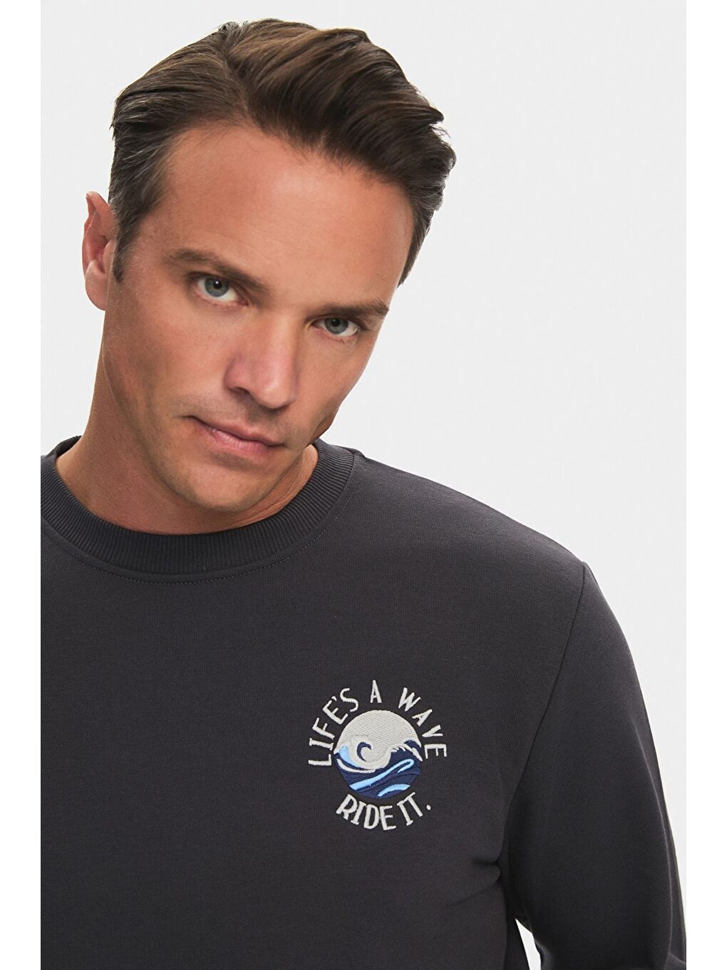 Antrasit Bisiklet Yaka Slogan Nakışlı Erkek Sweatshirt-2