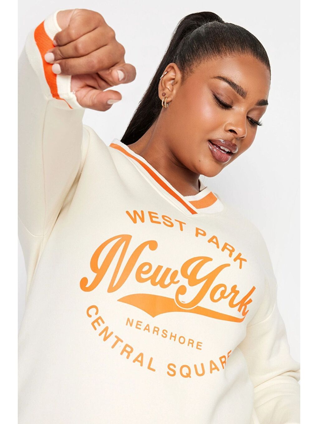 Beyaz Büyük Beden V Yaka Uzun Kollu Baskılı Şerit Detaylı Sweatshirt 302733-3