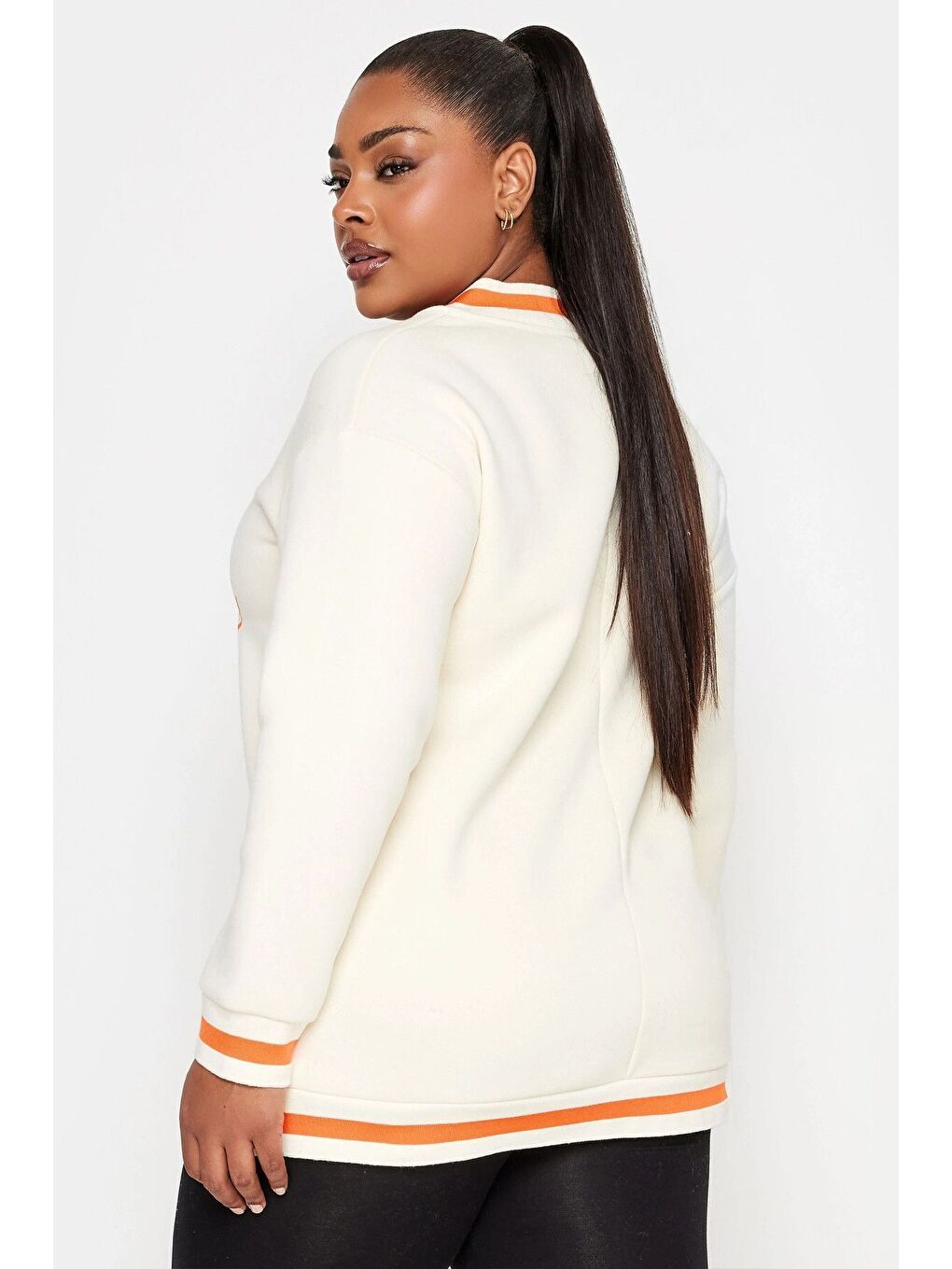 Beyaz Büyük Beden V Yaka Uzun Kollu Baskılı Şerit Detaylı Sweatshirt 302733-4