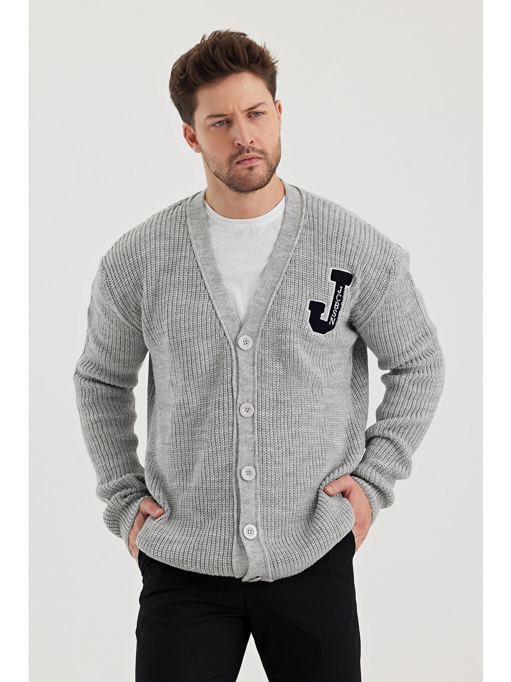 Gri Erkek V yaka Düğmeli Yazı Detaylı Hırka