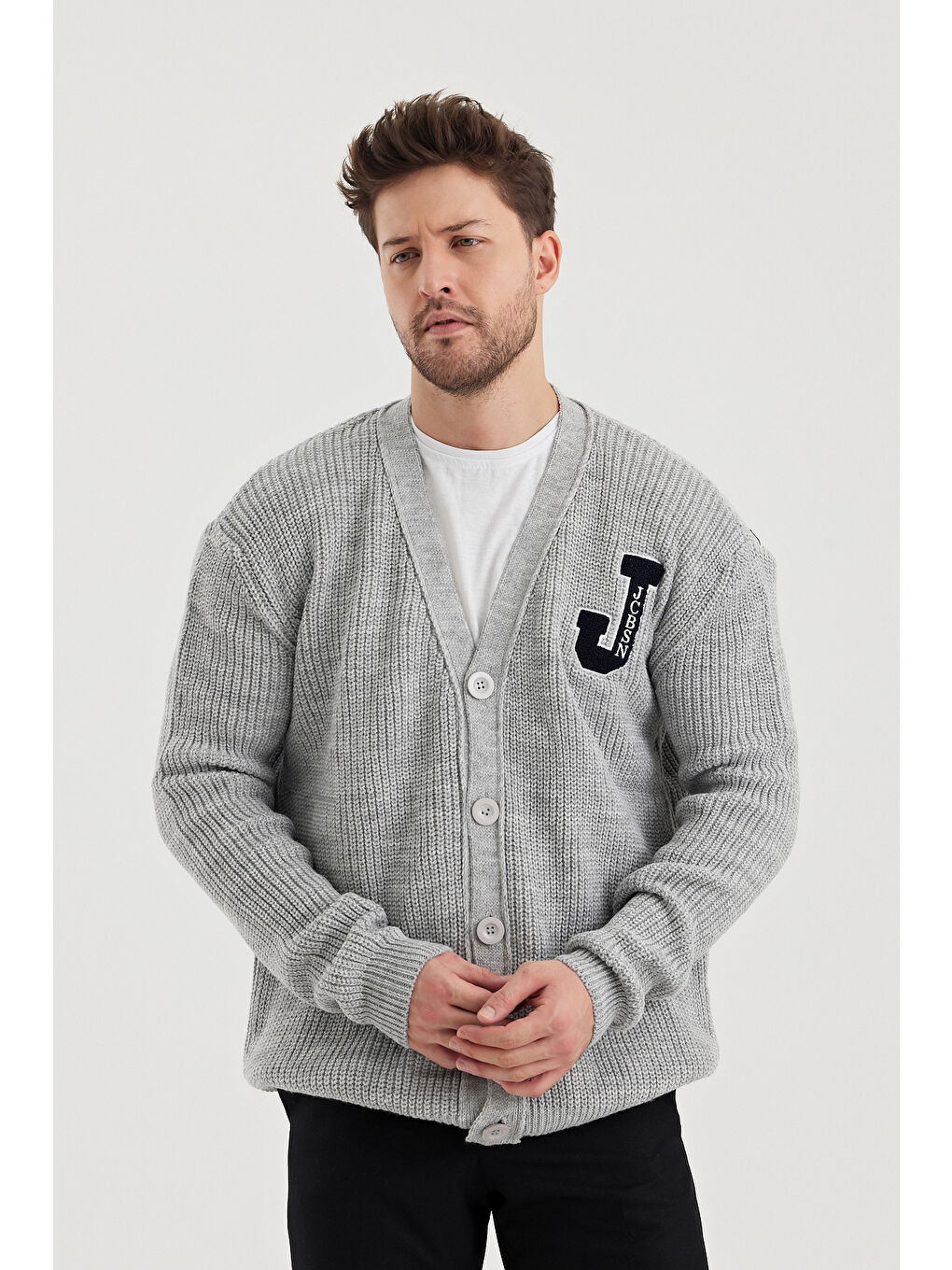 Gri Erkek V yaka Düğmeli Yazı Detaylı Hırka-1