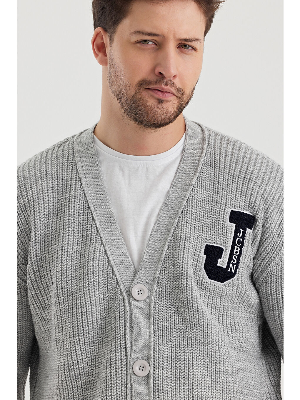 Gri Erkek V yaka Düğmeli Yazı Detaylı Hırka-2