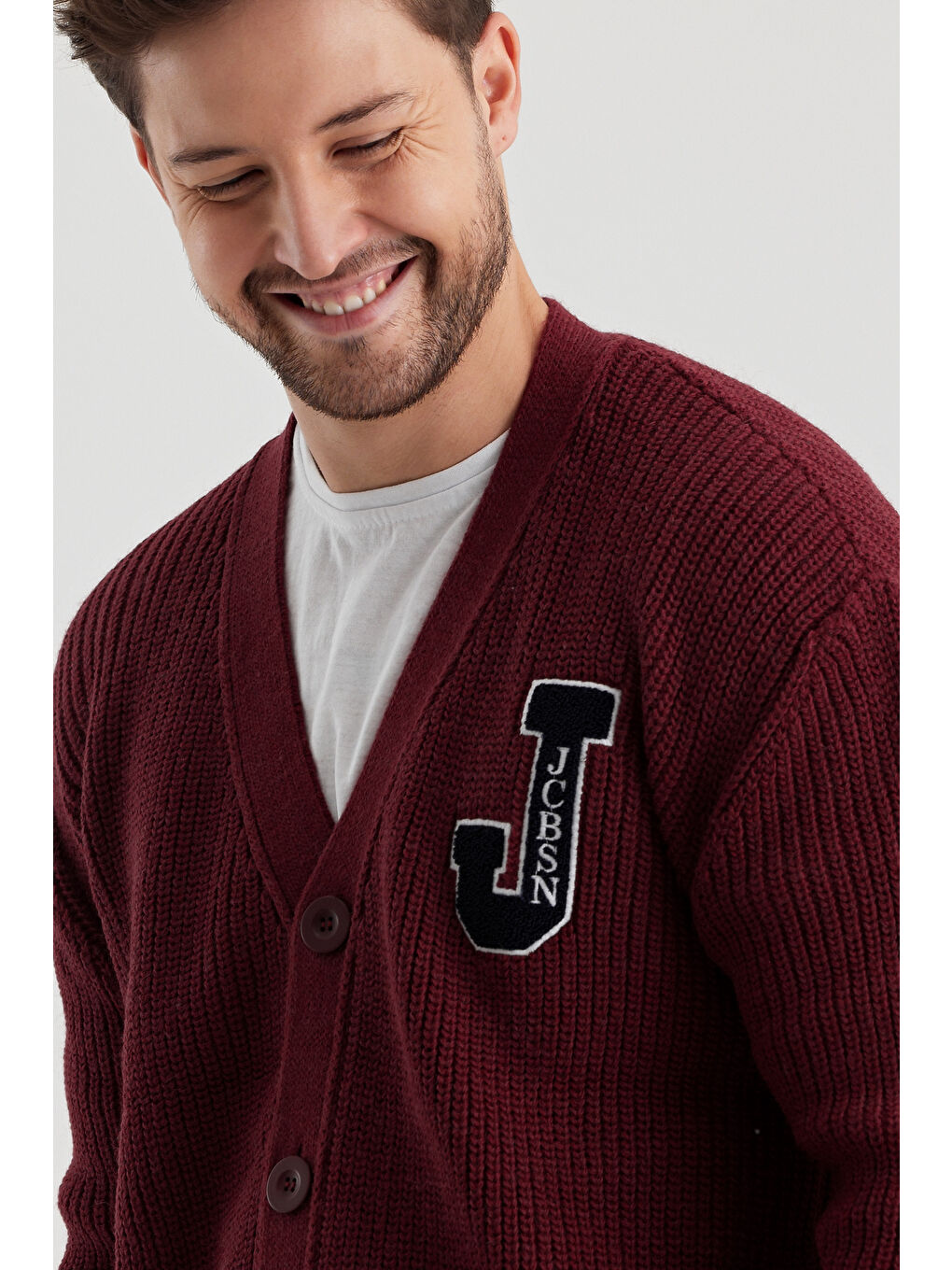 Bordo Erkek V yaka Düğmeli Yazı Detaylı Hırka-3