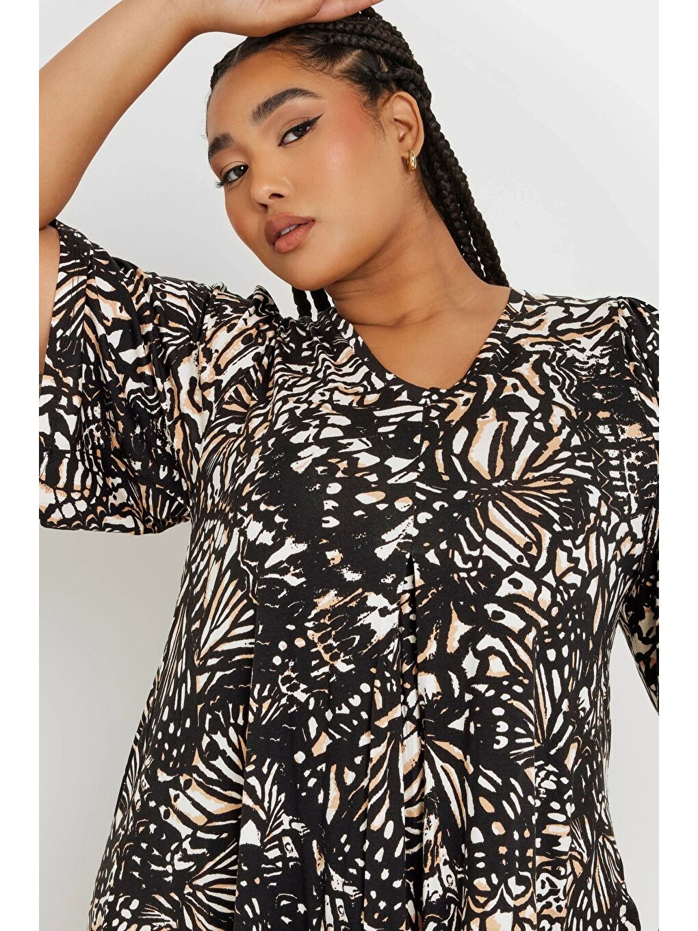 Siyah Büyük Beden V Yaka Ön Pileli Kısa Kollu Desenli Bluz 303725-1