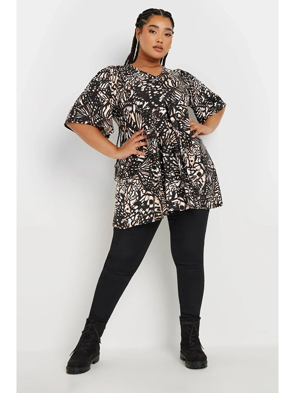 Siyah Büyük Beden V Yaka Ön Pileli Kısa Kollu Desenli Bluz 303725-3