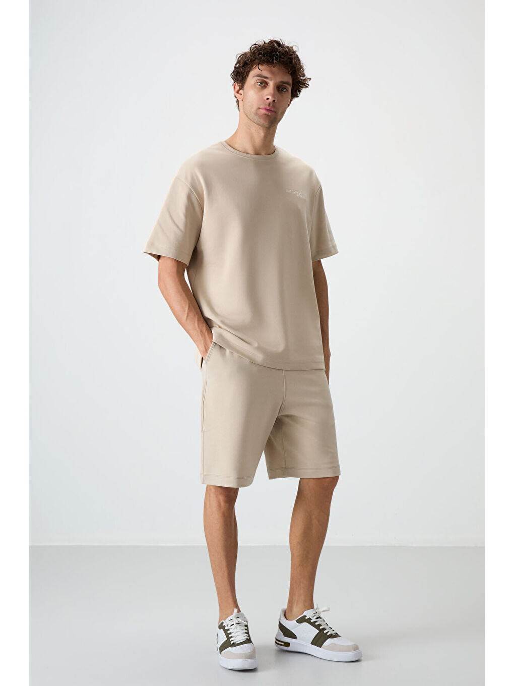 Bej Pamuklu Kalın Yumuşak Dokulu  Fit Nakışlı Şortlu Takım - 85250-3