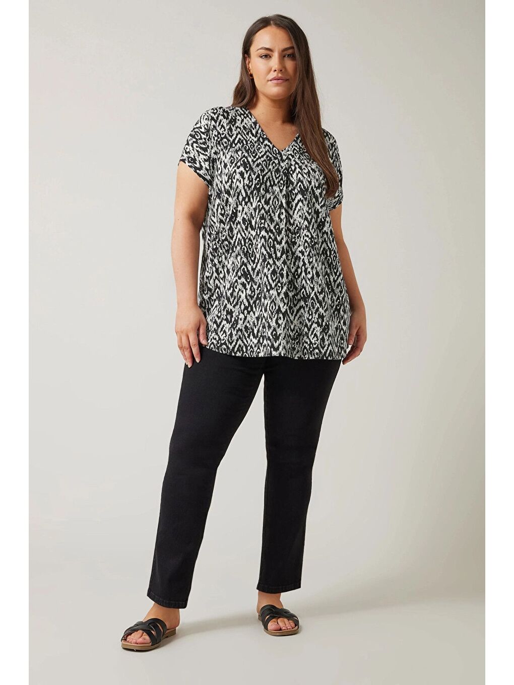 Siyah Büyük Beden V Yaka Kısa Kollu Önü Pileli Bluz 615583-1