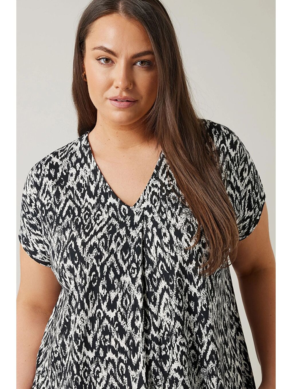 Siyah Büyük Beden V Yaka Kısa Kollu Önü Pileli Bluz 615583-3