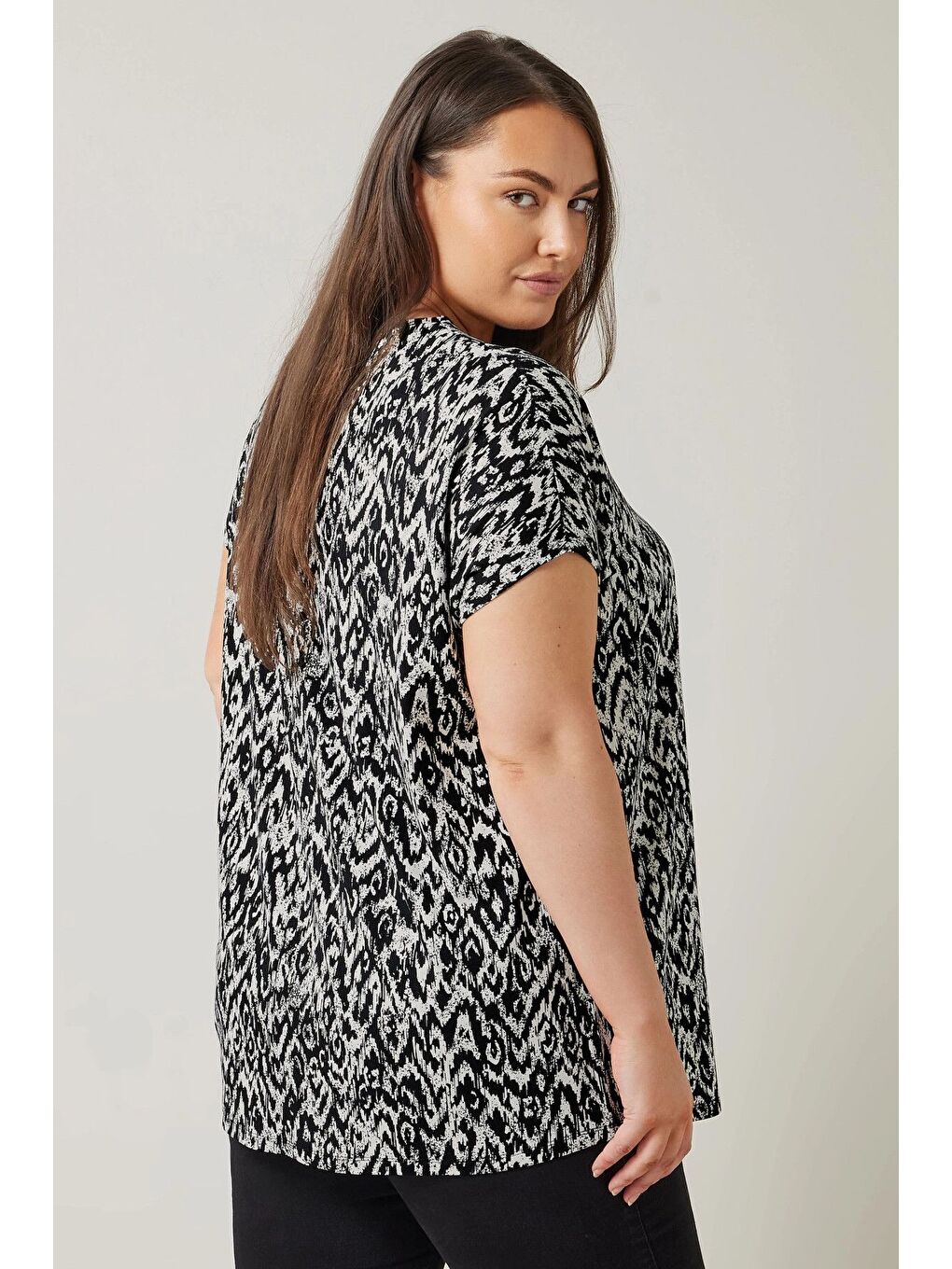 Siyah Büyük Beden V Yaka Kısa Kollu Önü Pileli Bluz 615583-4