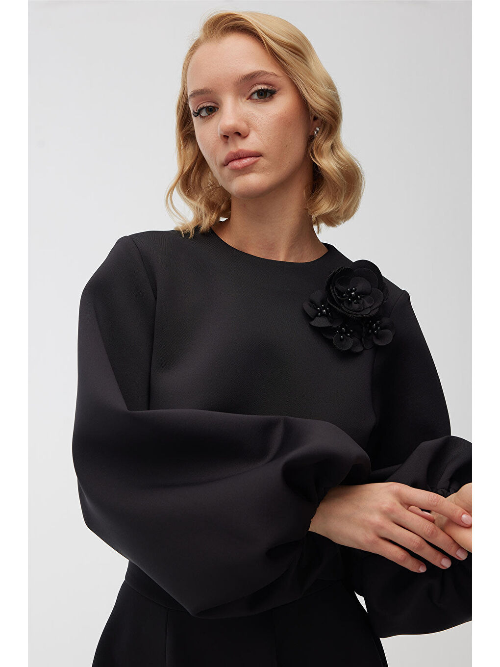 Balon Kol Broşlu Bluz Siyah