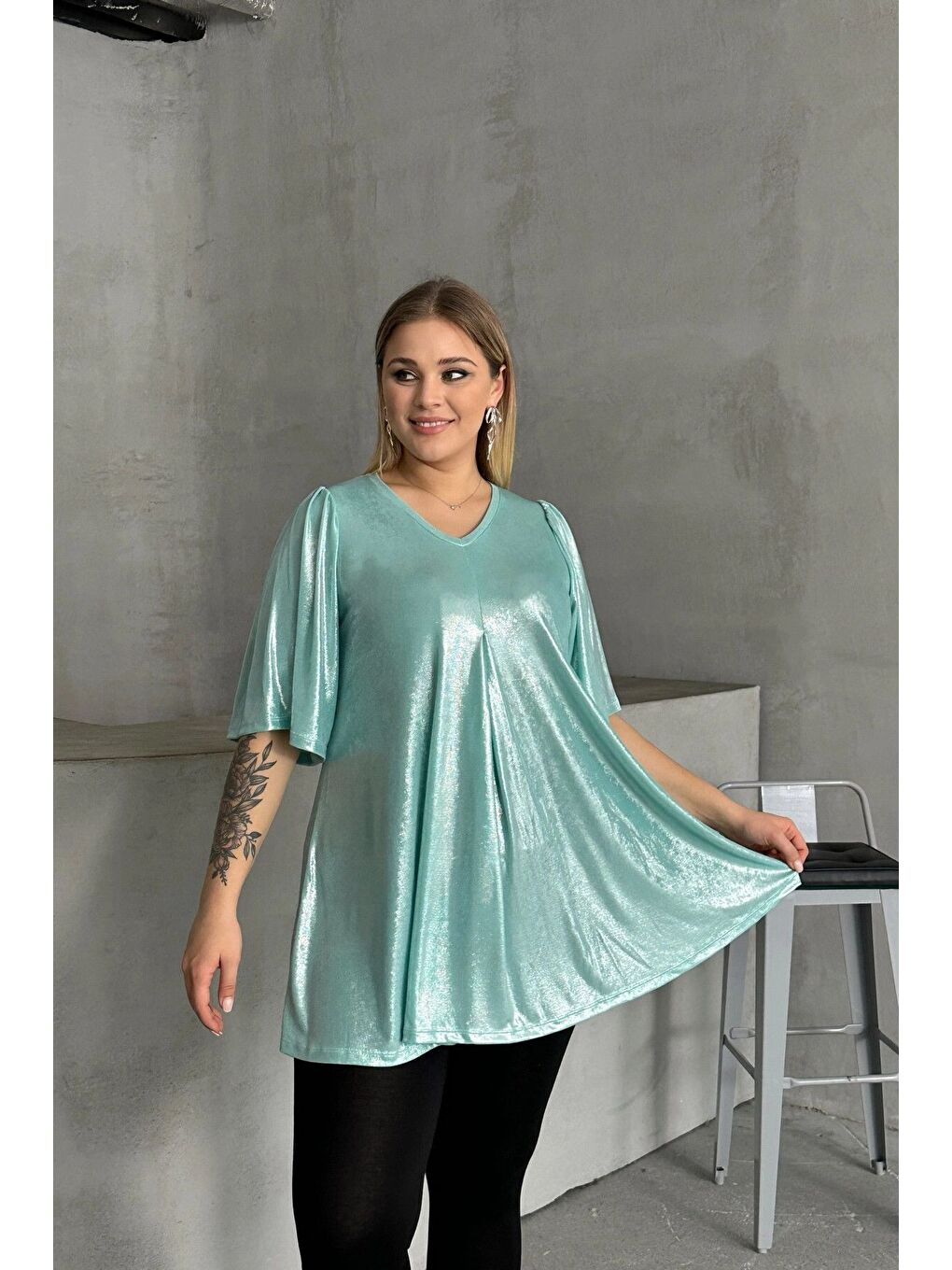 Mavi Büyük Beden V Yaka Kısa Kollu Parlak Görünümlü Bluz 303379-1