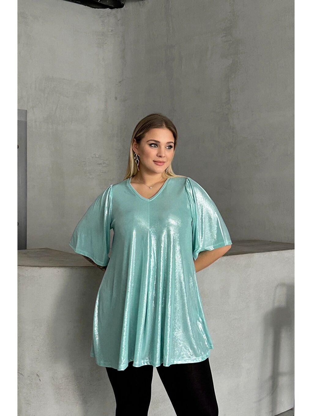 Mavi Büyük Beden V Yaka Kısa Kollu Parlak Görünümlü Bluz 303379-3