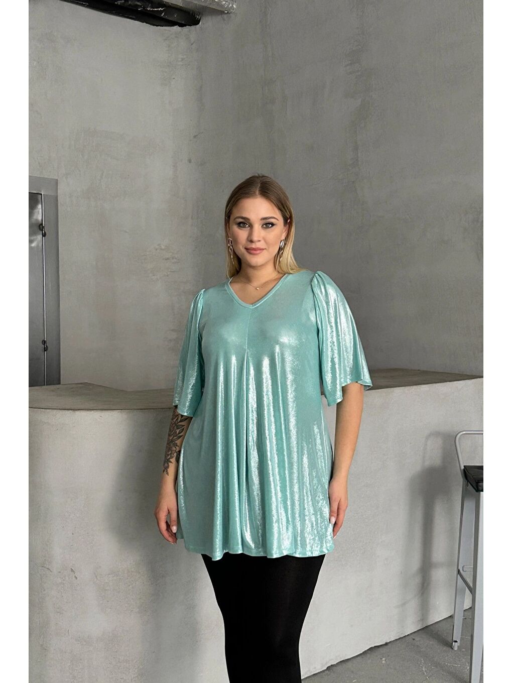Mavi Büyük Beden V Yaka Kısa Kollu Parlak Görünümlü Bluz 303379-4