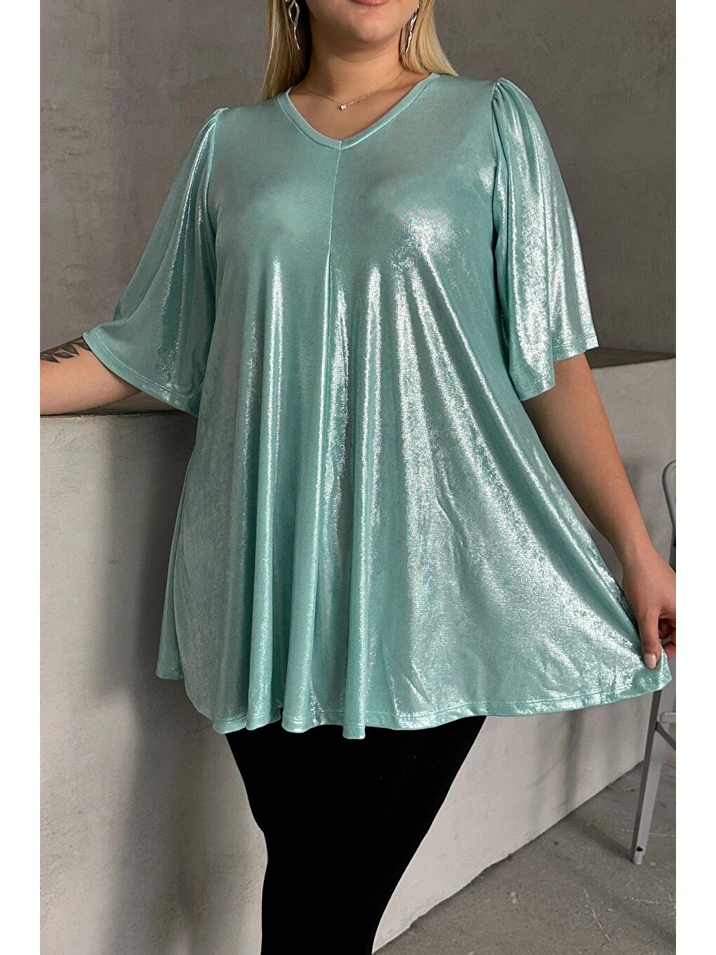 Mavi Büyük Beden V Yaka Kısa Kollu Parlak Görünümlü Bluz 303379-5