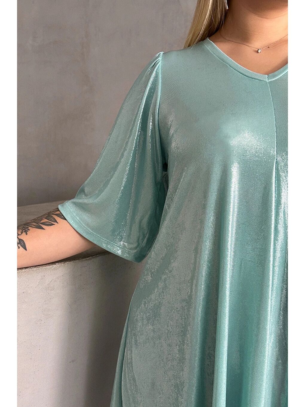 Mavi Büyük Beden V Yaka Kısa Kollu Parlak Görünümlü Bluz 303379-6