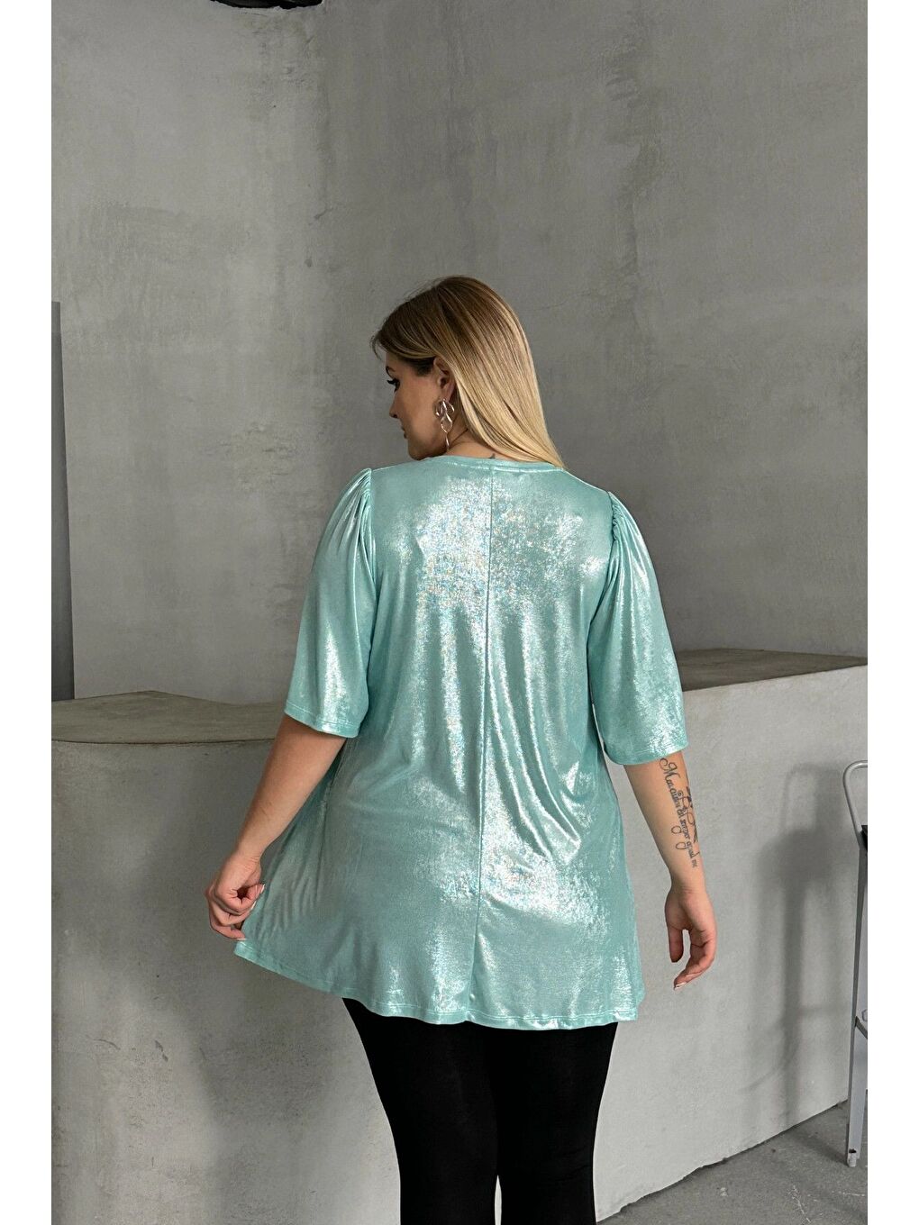 Mavi Büyük Beden V Yaka Kısa Kollu Parlak Görünümlü Bluz 303379-7