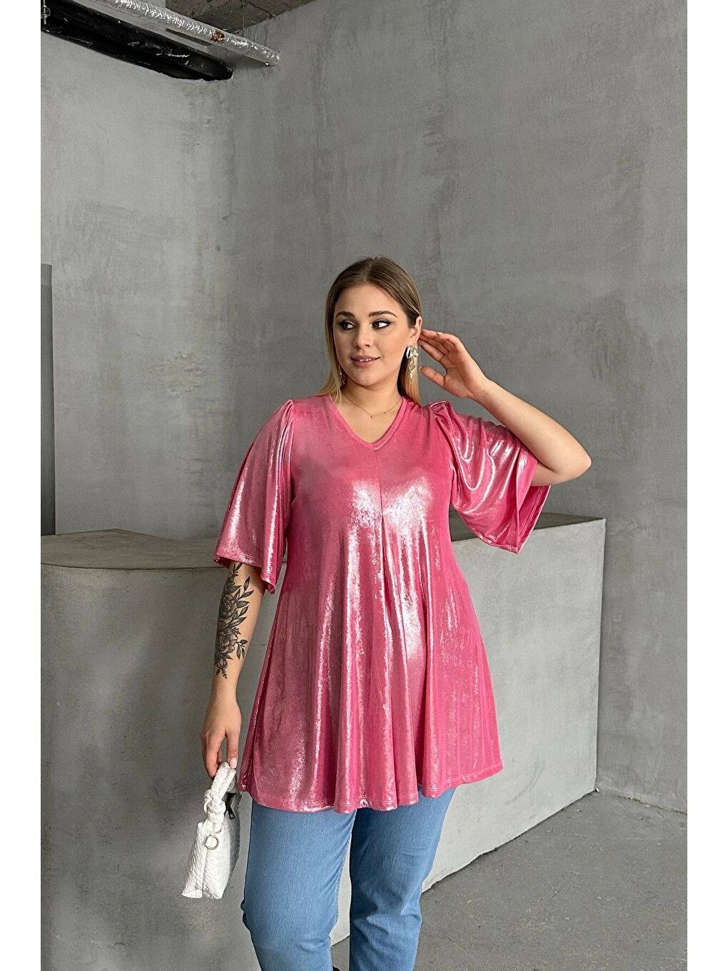 Pembe Büyük Beden V Yaka Kısa Kollu Parlak Görünümlü Bluz 303380