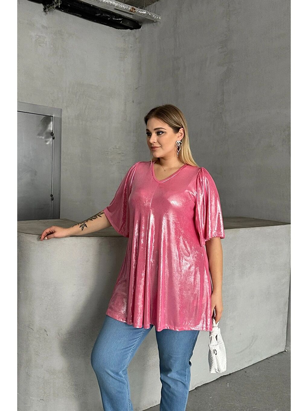 Pembe Büyük Beden V Yaka Kısa Kollu Parlak Görünümlü Bluz 303380-1