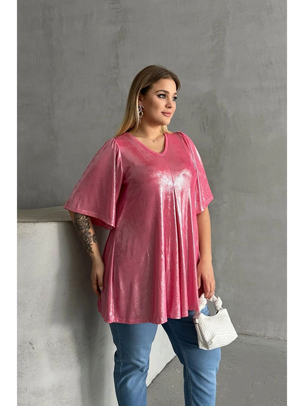 Pembe Büyük Beden V Yaka Kısa Kollu Parlak Görünümlü Bluz 303380-3