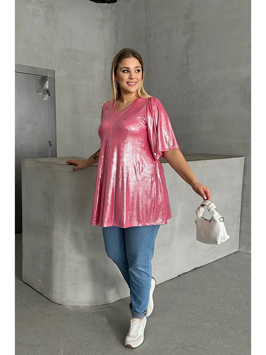 Pembe Büyük Beden V Yaka Kısa Kollu Parlak Görünümlü Bluz 303380-4