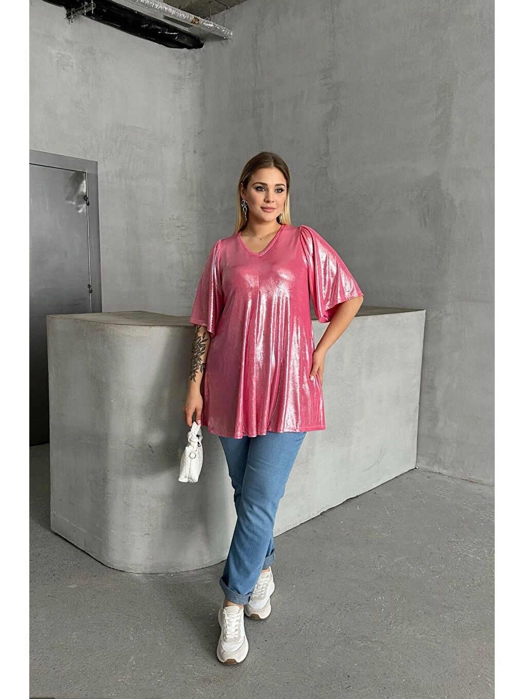 Pembe Büyük Beden V Yaka Kısa Kollu Parlak Görünümlü Bluz 303380-5