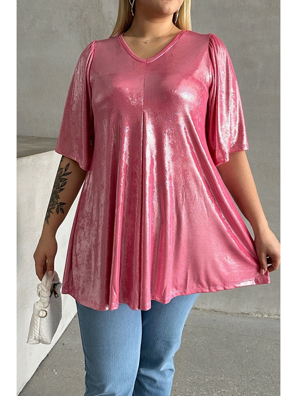 Pembe Büyük Beden V Yaka Kısa Kollu Parlak Görünümlü Bluz 303380-6