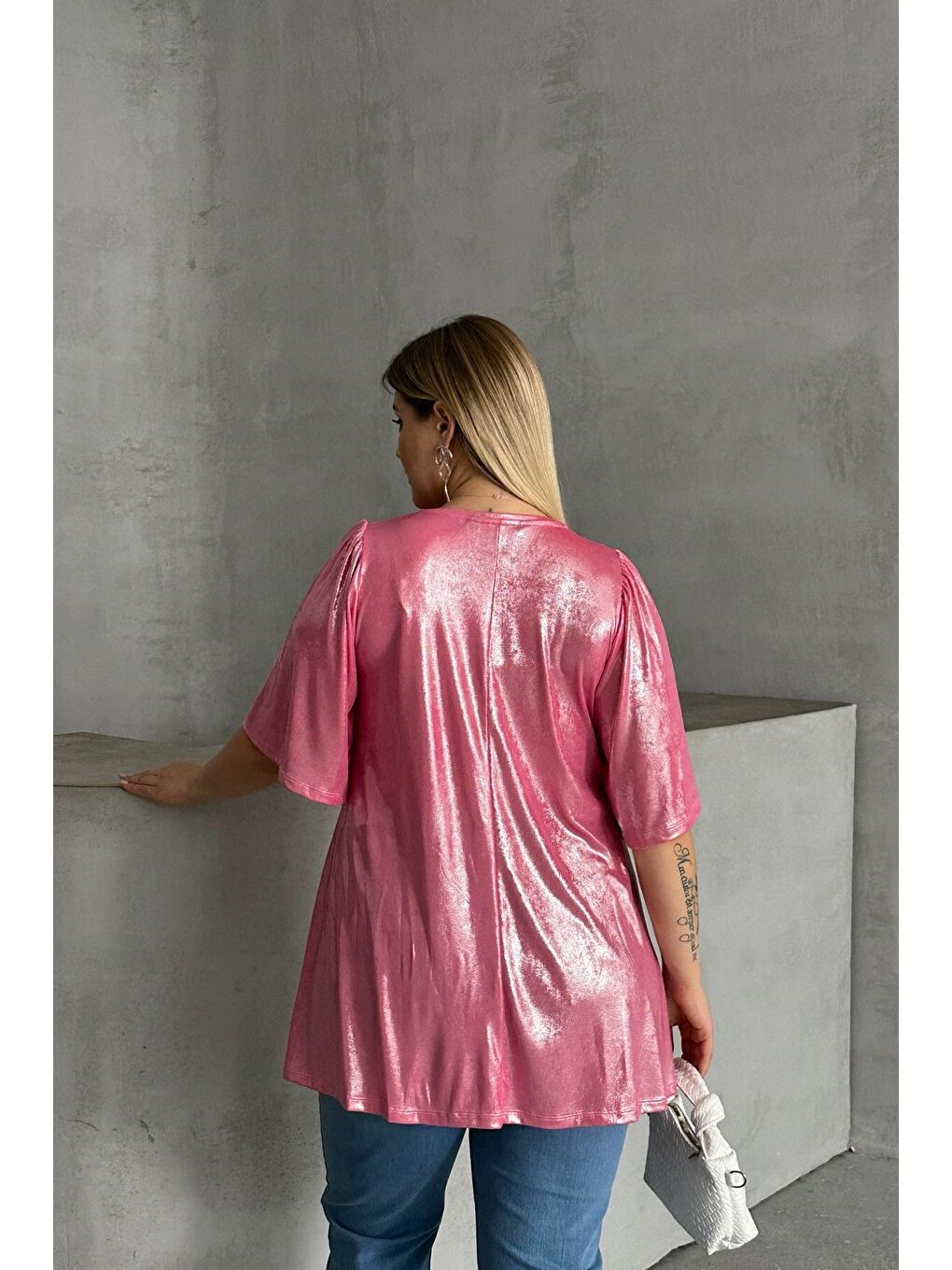 Pembe Büyük Beden V Yaka Kısa Kollu Parlak Görünümlü Bluz 303380-7