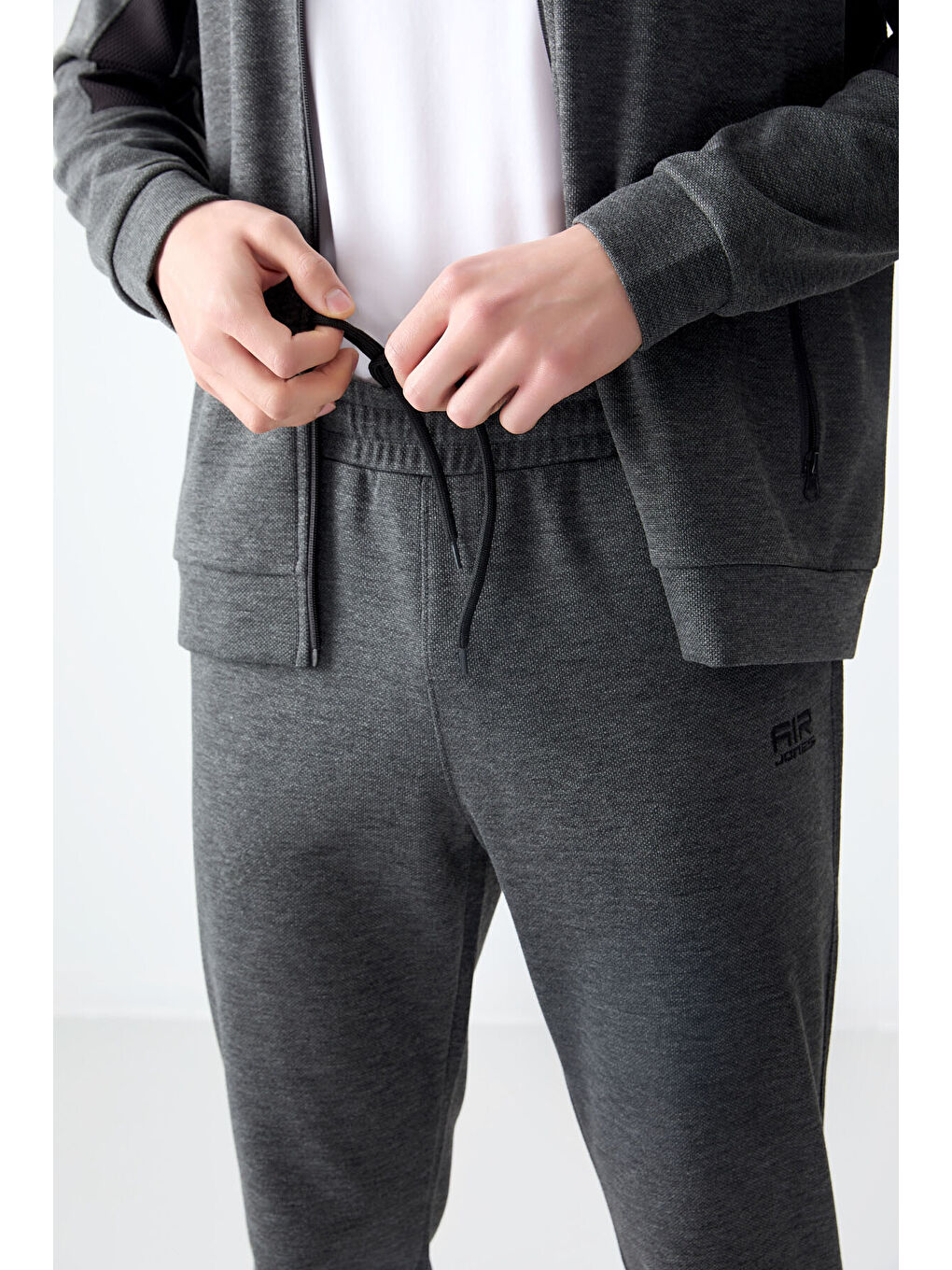 Antrasit Yüzeyi Dokulu Standart Fit Nakışlı Erkek Eşofman Takım - 85248-2