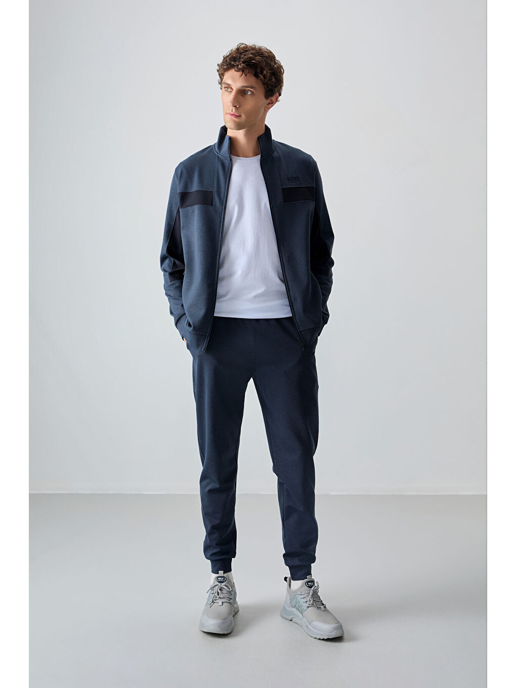 İndigo Yüzeyi Dokulu Standart Fit Nakışlı Erkek Eşofman Takım - 85248-4