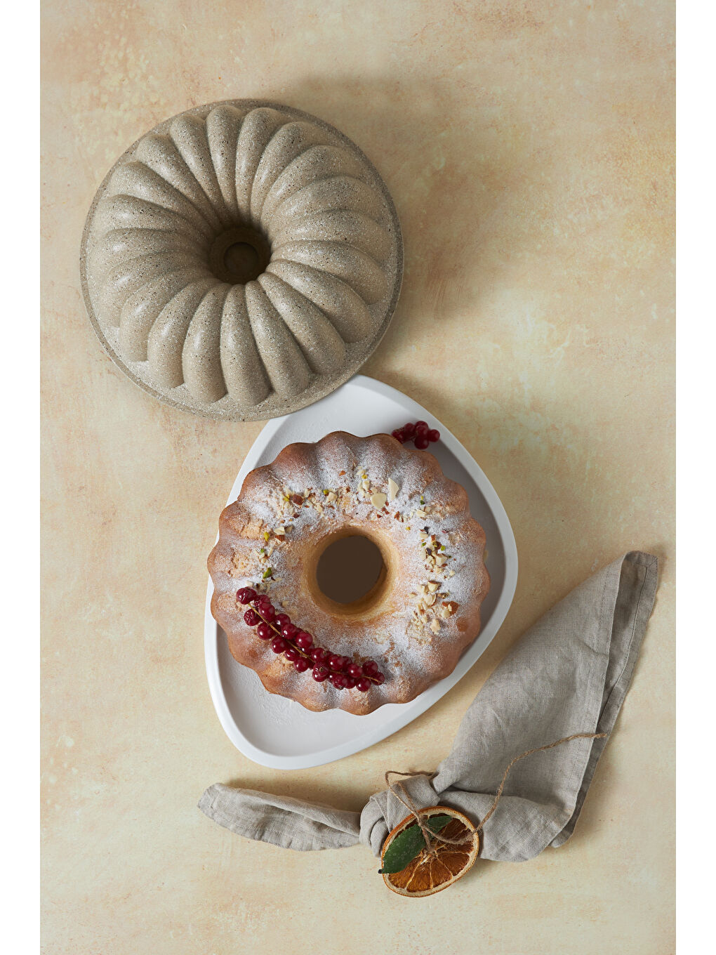 Arya Döküm Kek Kalıbı Ekru 24 cm