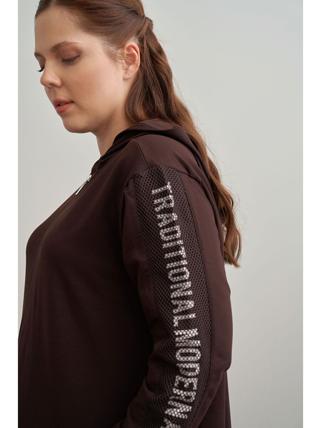 Kahverengi Acı Kahve-Baskılı Fileli Büyük Beden Eşofman Takımı-3