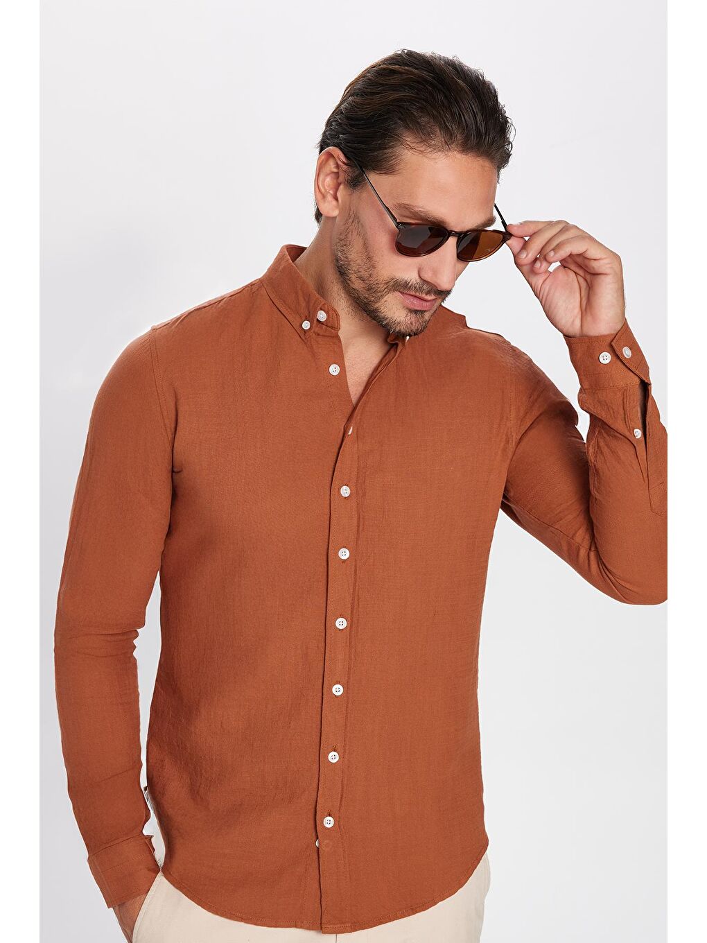 Kahverengi Erkek Slim Fit Dar Kesim Uzun Kollu %100 Pamuk Keten Doku Düğmeli Yaka Kiremit Renk Gömlek