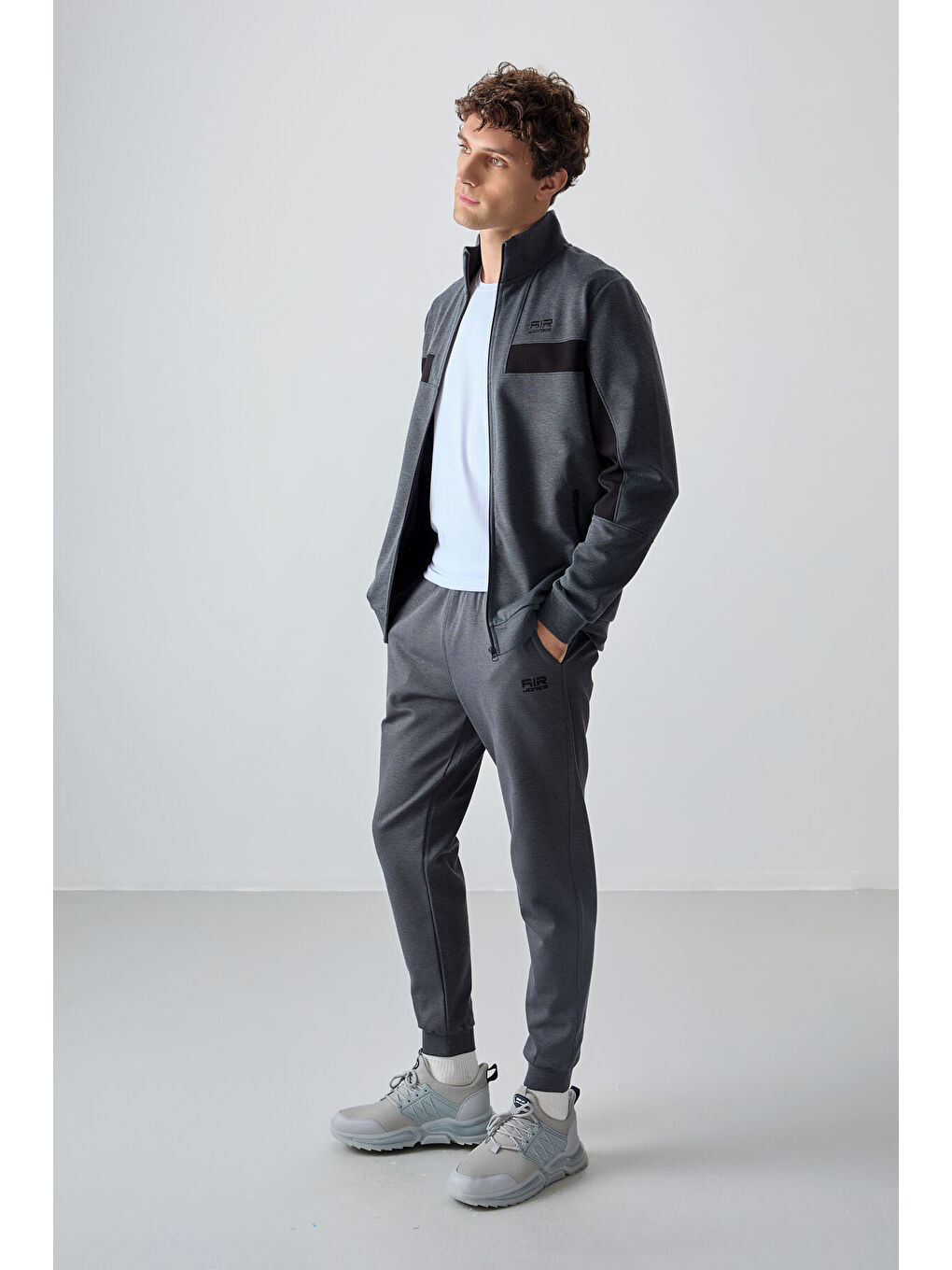 Gri Yüzeyi Dokulu Standart Fit Nakışlı Erkek Eşofman Takım - 85248-4