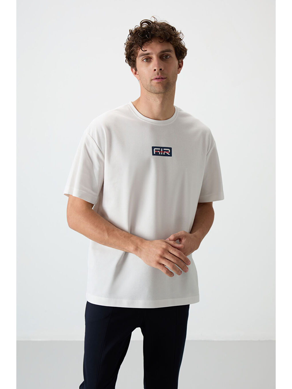 Ekru Pamuklu Kalın Yüzeyi Dokulu  Fit  Baskılı Erkek Tişört - 88367