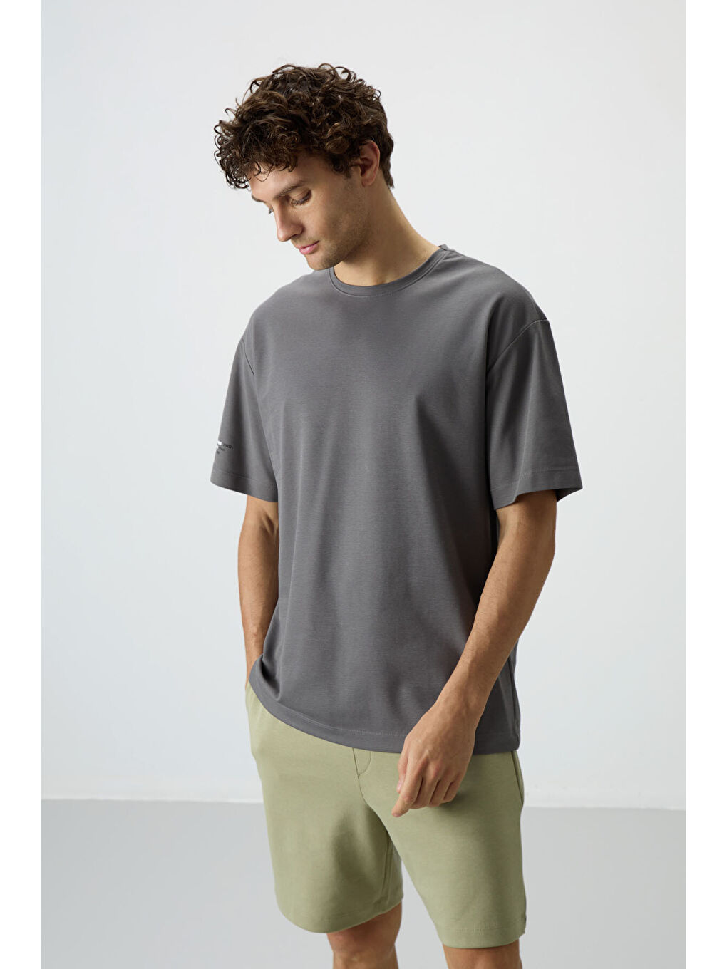 Koyu Gri Pamuklu Kalın Yüzeyi Dokulu  Fit  Baskılı Erkek Tişört - 88369