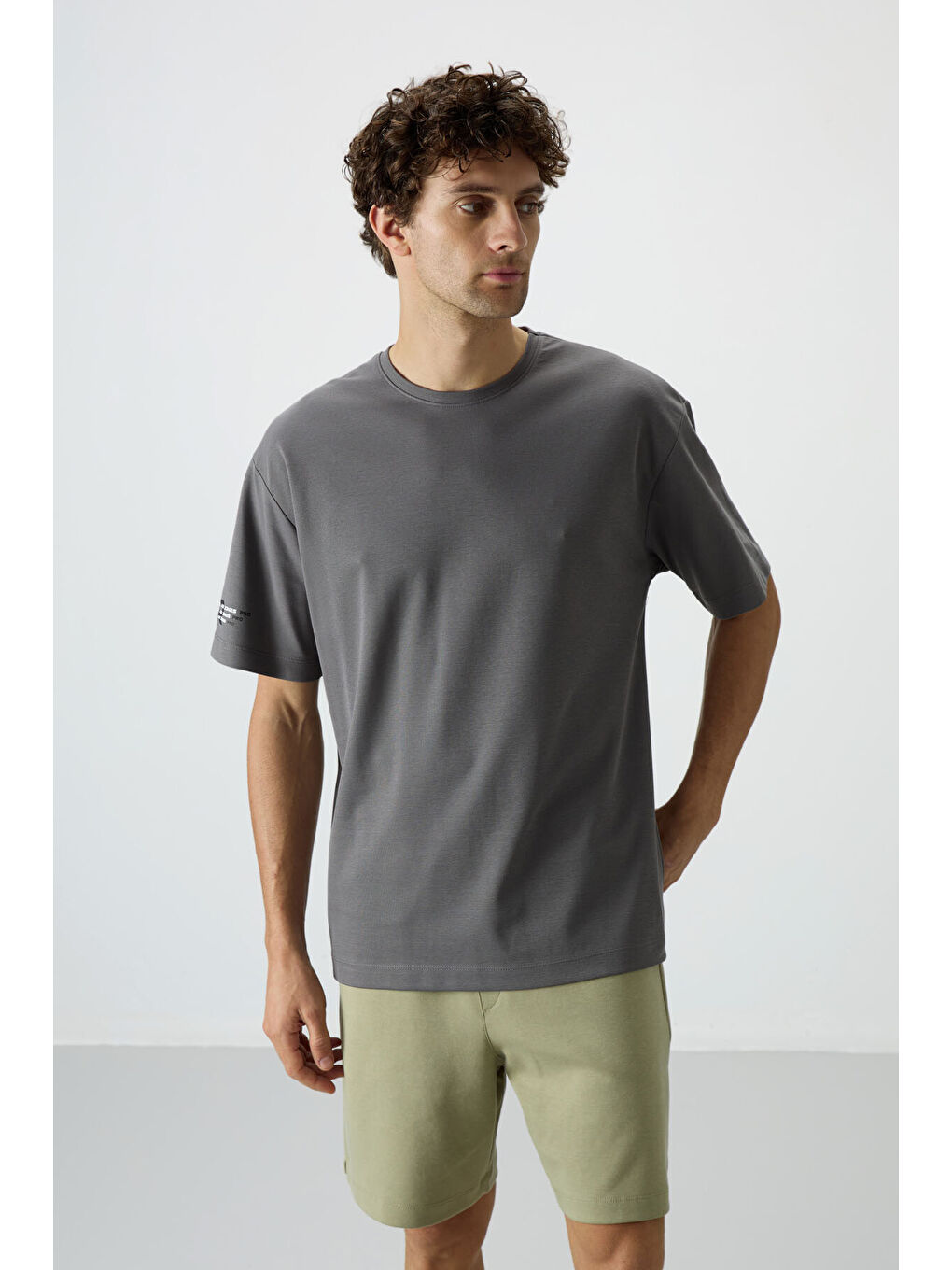 Koyu Gri Pamuklu Kalın Yüzeyi Dokulu  Fit  Baskılı Erkek Tişört - 88369-3