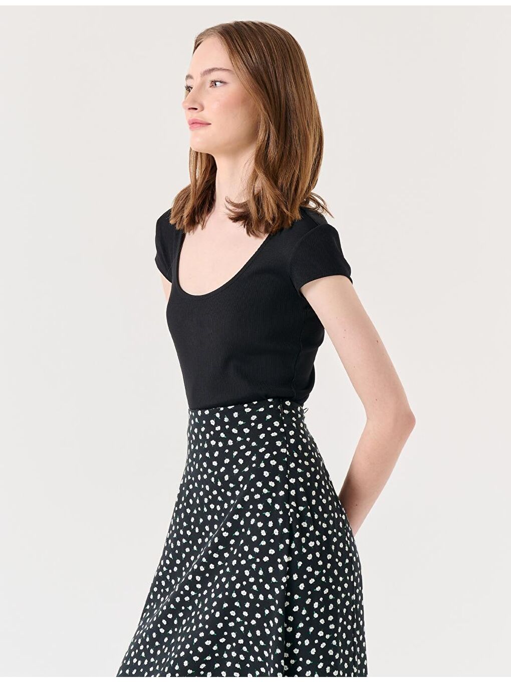 Siyah Dar Kesim Kısa Kollu U Yaka Basic Bluz-1