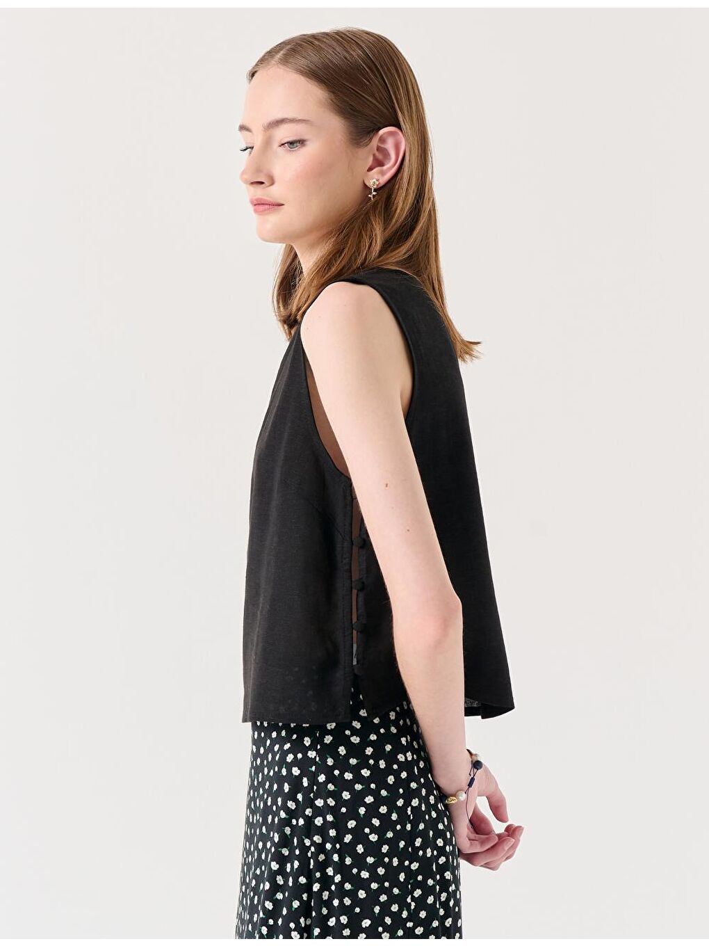 Siyah Bol Kesim Bisiklet Yaka Kolsuz Keten Bluz-1