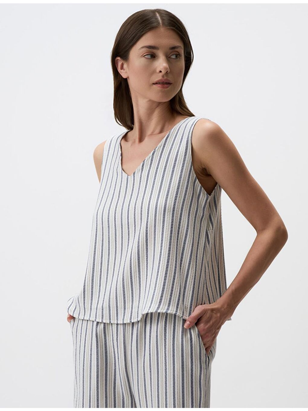 Karışık V Yaka Kolsuz Çizgili Bluz