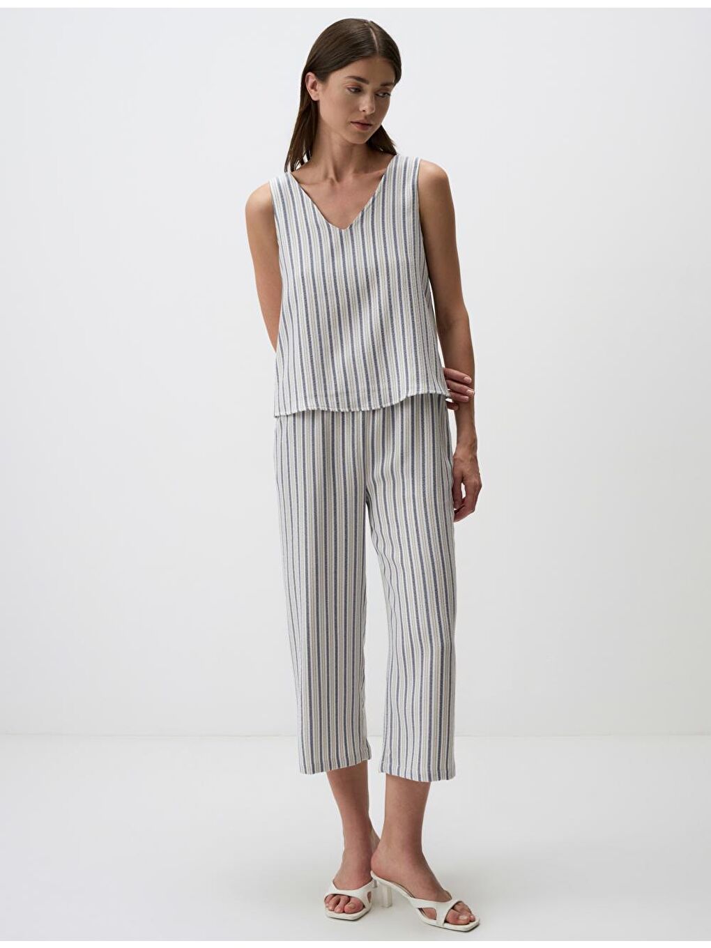 Karışık V Yaka Kolsuz Çizgili Bluz-1