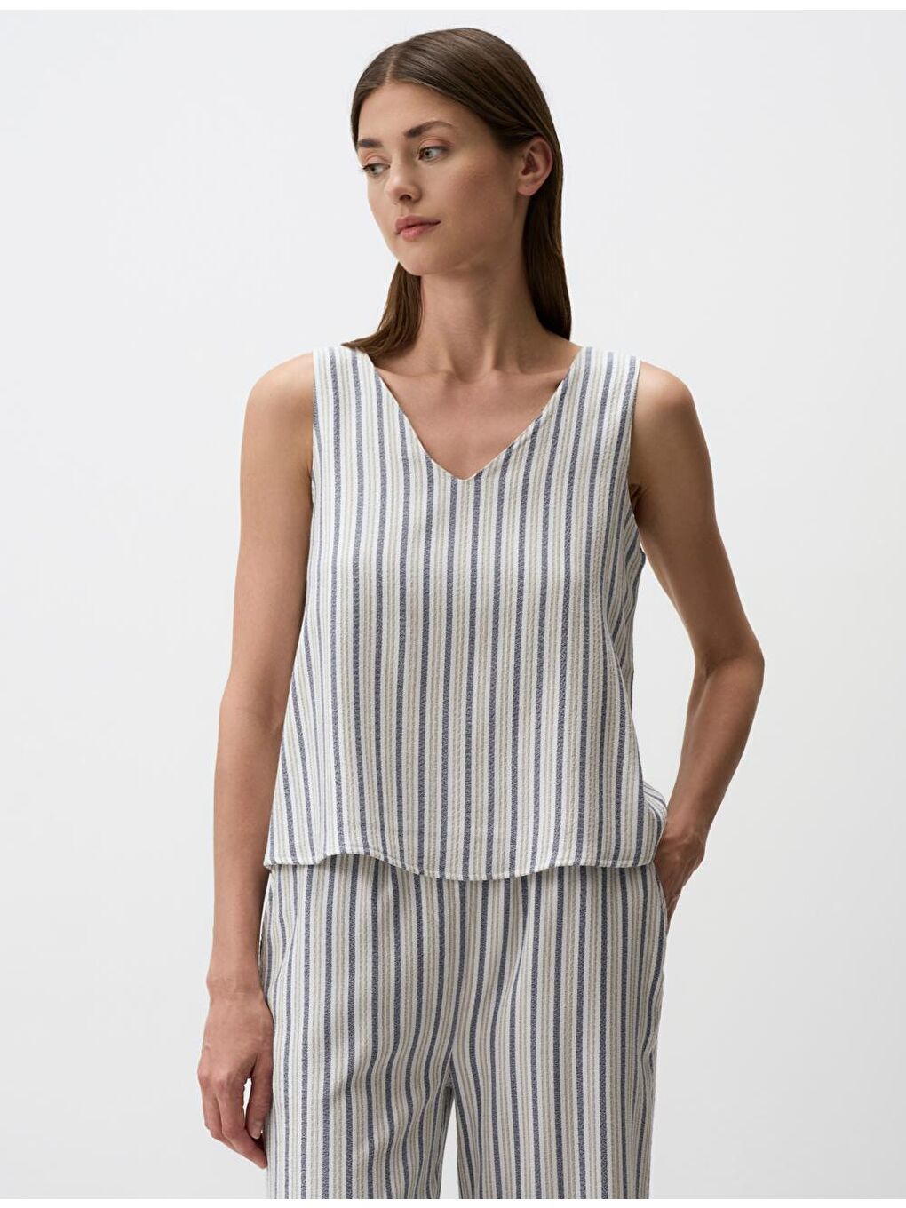 Karışık V Yaka Kolsuz Çizgili Bluz-2