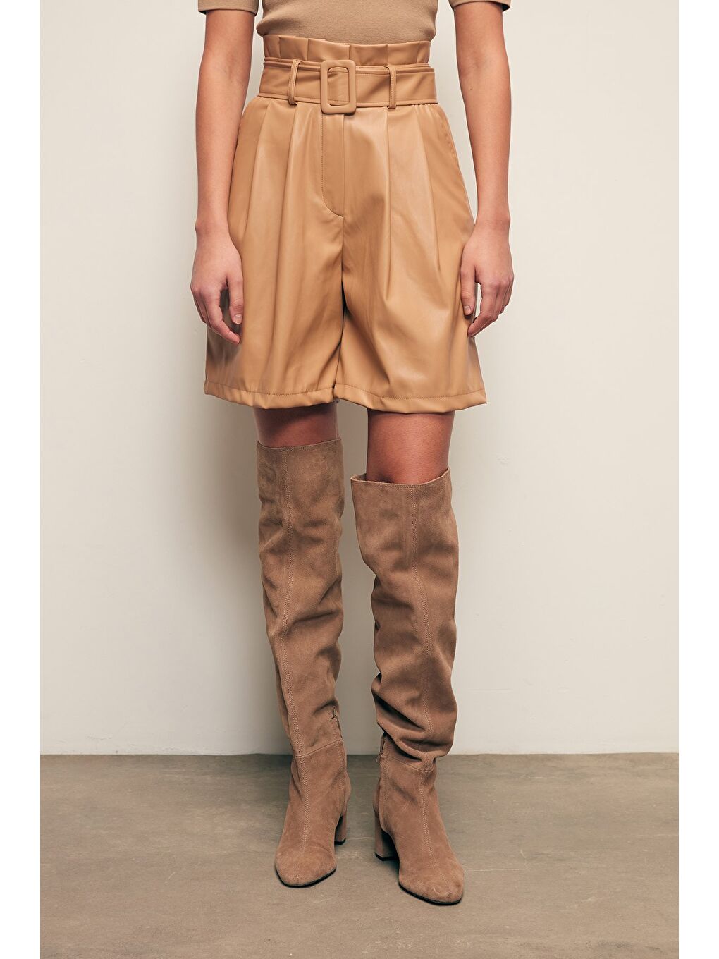 Kemerli Deri Şort - Bej-2
